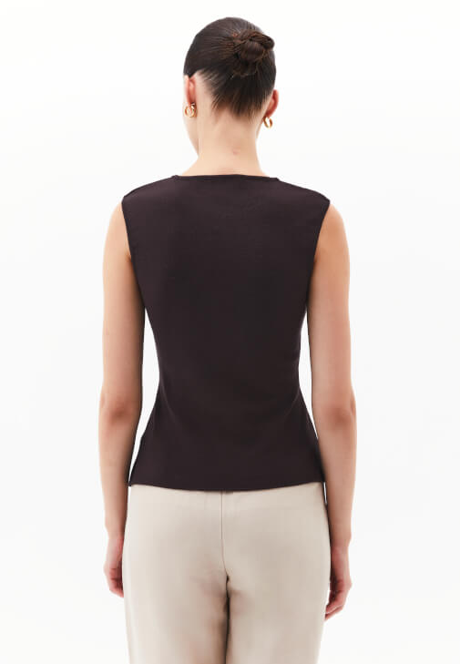 Düğmeli Atlet ve Keten Pantolon Kombini