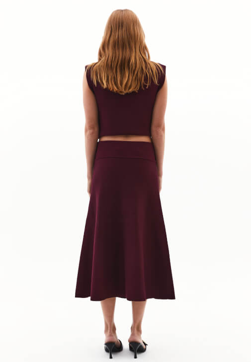 Orta Bel Etek ve Triko Yelek Kombini