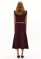 Orta Bel Etek ve Triko Yelek Kombini