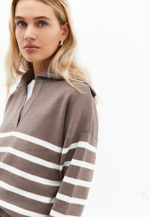 Polo Yaka Çizgili Kazak ve Denim Pantolon Kombini