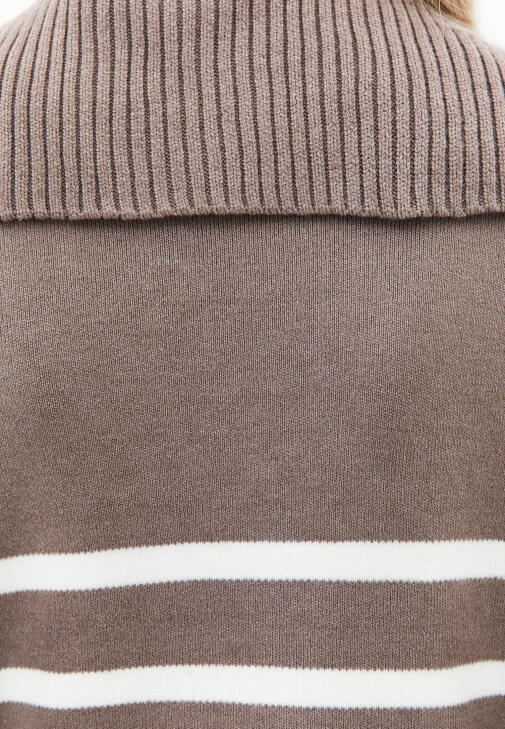 Polo Yaka Çizgili Kazak ve Denim Pantolon Kombini