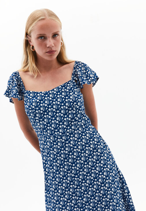 Yırtmaçlı Elbise ve Düz Terlik Kombini