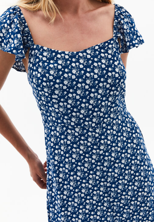 Yırtmaçlı Elbise ve Düz Terlik Kombini