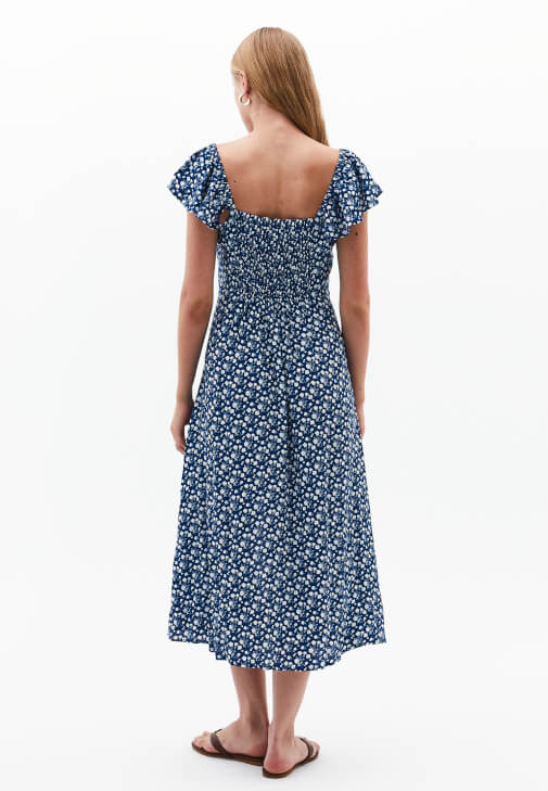 Yırtmaçlı Elbise ve Düz Terlik Kombini