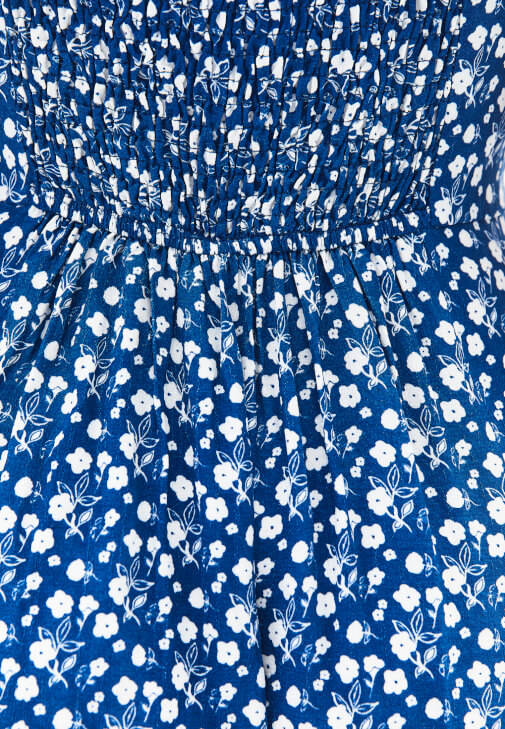 Yırtmaçlı Elbise ve Düz Terlik Kombini