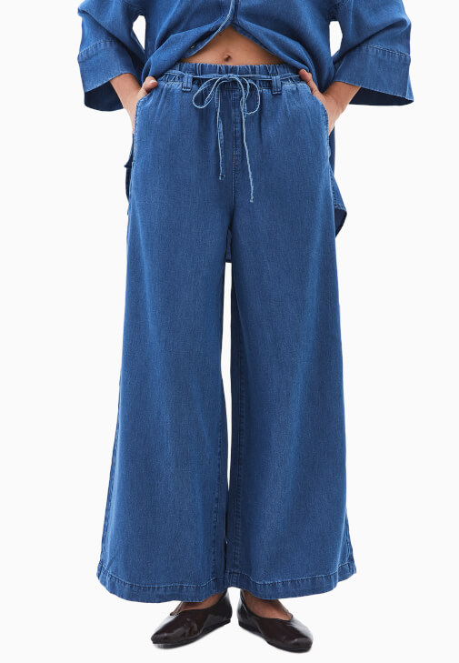 Denim Pantolon ve Çıtçıtlı Gömlek Kombini