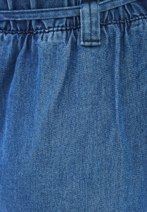 Denim Pantolon ve Çıtçıtlı Gömlek Kombini