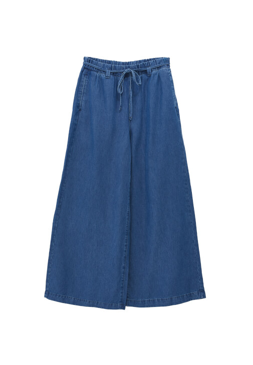 Denim Pantolon ve Çıtçıtlı Gömlek Kombini