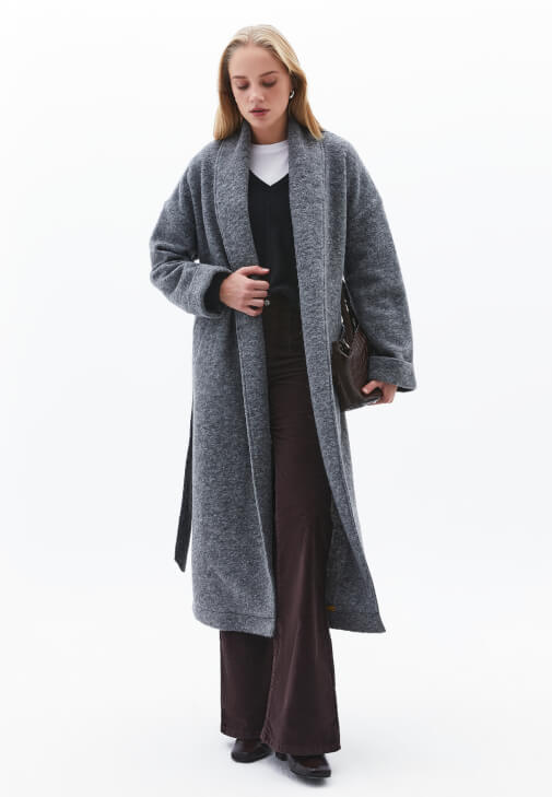 Yün Kaban ve Kadife Pantolon Kombini