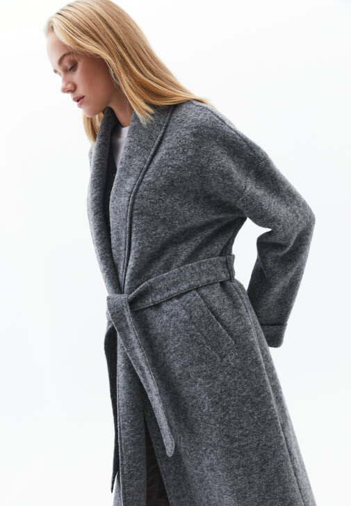 Yün Kaban ve Kadife Pantolon Kombini