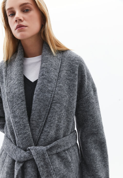 Yün Kaban ve Kadife Pantolon Kombini