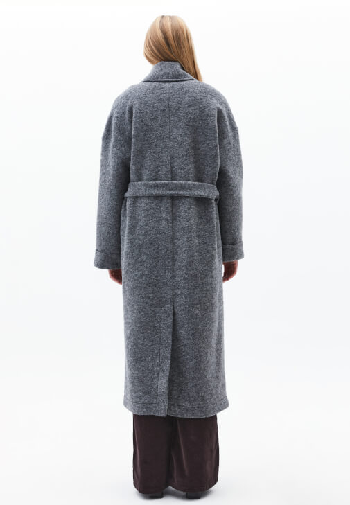 Yün Kaban ve Kadife Pantolon Kombini