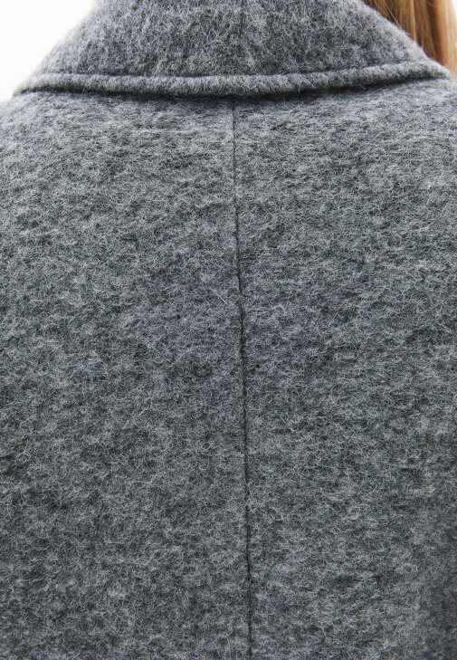 Yün Kaban ve Kadife Pantolon Kombini