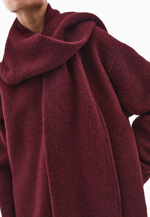 Şal Detaylı Kaban ve Pantolon Kombini