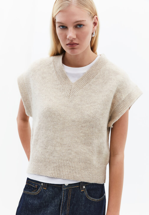 Yün Süveter ve Barrel-Fit Pantolon Kombini