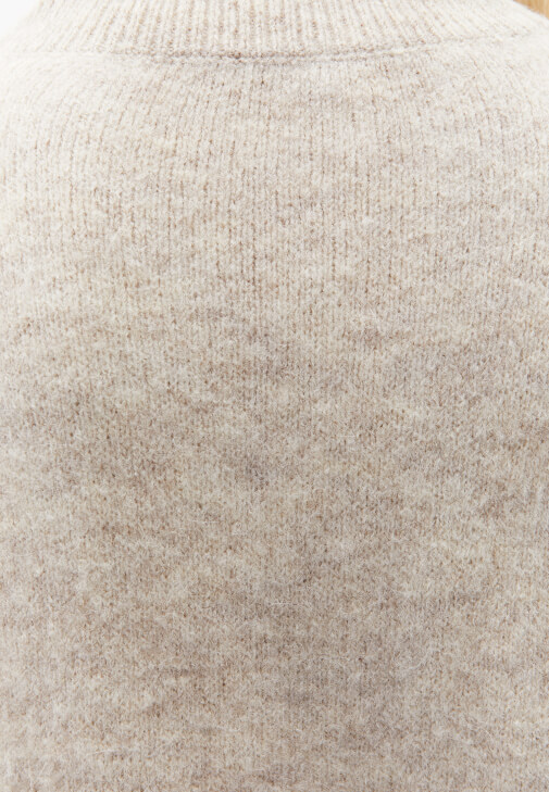 Yün Süveter ve Barrel-Fit Pantolon Kombini