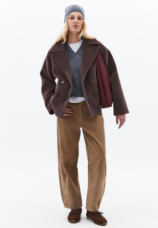  Yün Karışımlı Süveter ve Kadife Pantolon Kombini