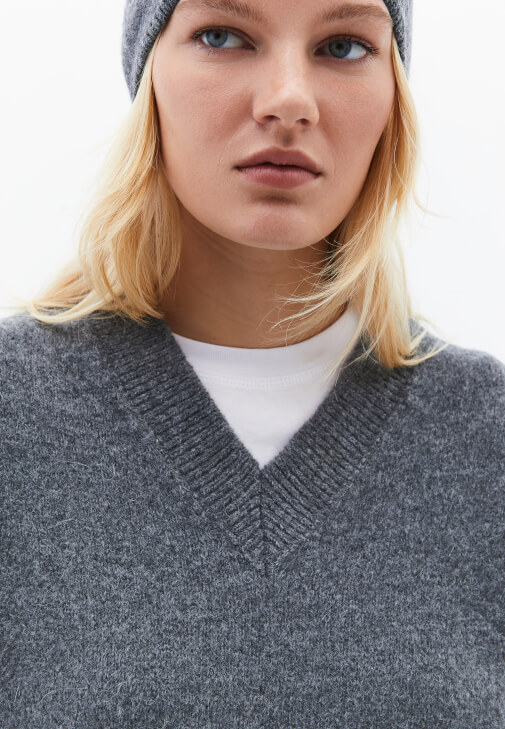 Yün Karışımlı Süveter ve Kadife Pantolon Kombini