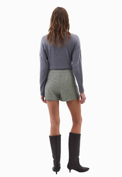 Şort Etek ve Yünlü Ceket Kombini