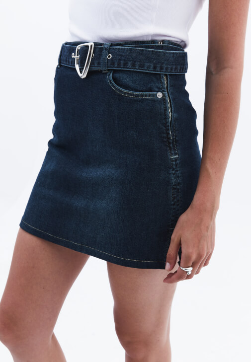 Denim Mini Etek ve Tişört Kombini