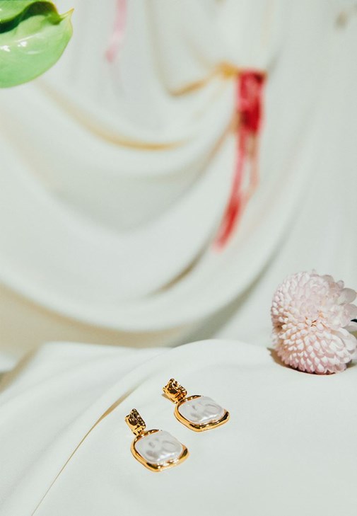 Altın Sallantılı Küpe