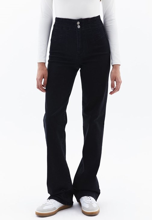 Bootcut Denim Pantolon ve Tişört Kombini