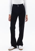 Bootcut Denim Pantolon ve Tişört Kombini