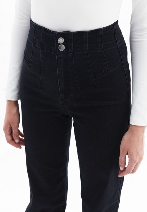 Bootcut Denim Pantolon ve Tişört Kombini