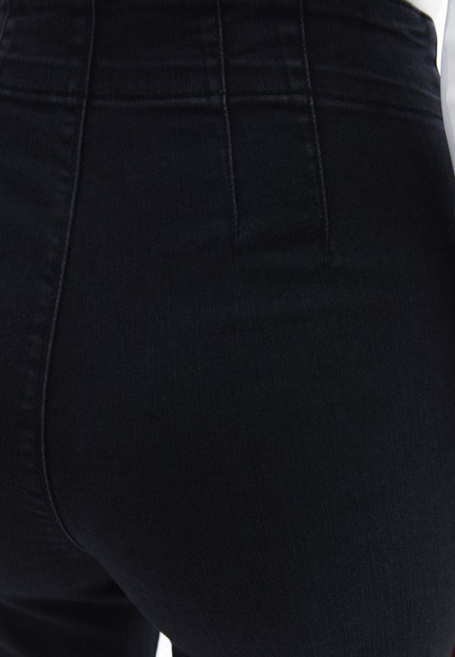 Bootcut Denim Pantolon ve Tişört Kombini