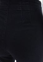 Bootcut Denim Pantolon ve Tişört Kombini