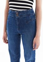 Bootcut Pantolon ve Çizgili Tişört Kombini