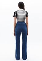 Bootcut Pantolon ve Çizgili Tişört Kombini