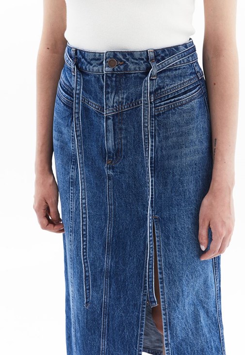 Yırtmaçlı Etek ve Oversize Tişört Kombini