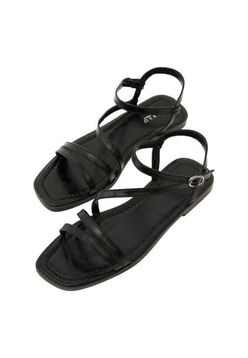 Siyah Toka Detaylı Sandalet