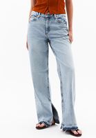 Straight-Fit Denim ve Atlet Kombini