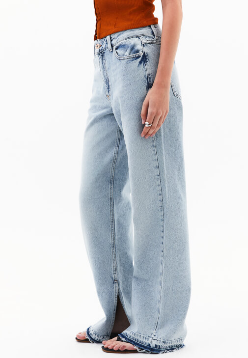 Straight-Fit Denim ve Atlet Kombini