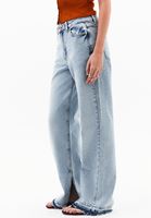 Straight-Fit Denim ve Atlet Kombini