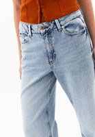 Straight-Fit Denim ve Atlet Kombini