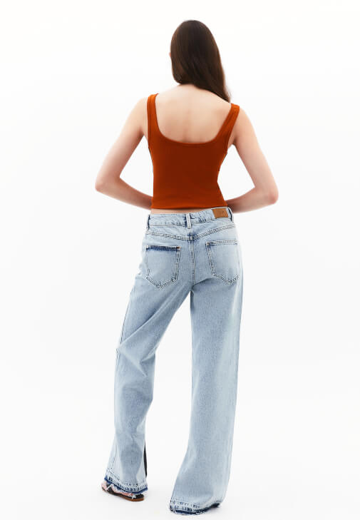 Straight-Fit Denim ve Atlet Kombini