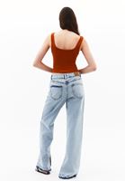 Straight-Fit Denim ve Atlet Kombini