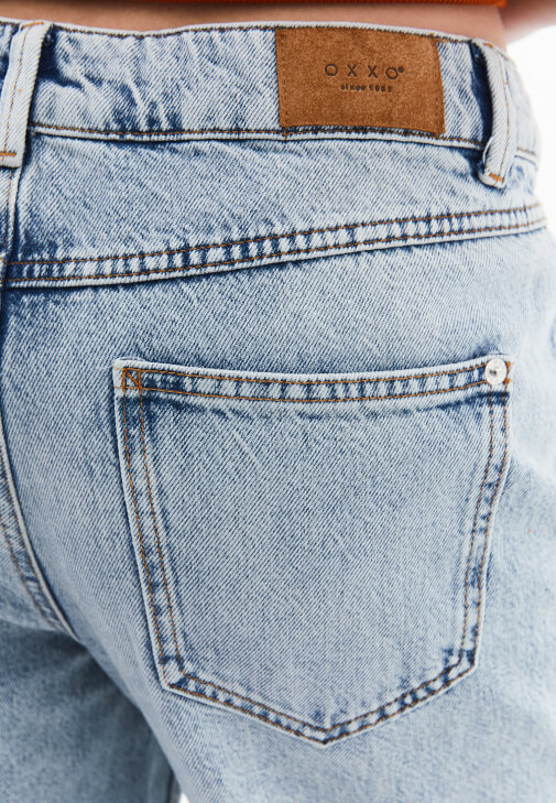 Straight-Fit Denim ve Atlet Kombini