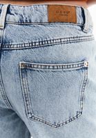 Straight-Fit Denim ve Atlet Kombini