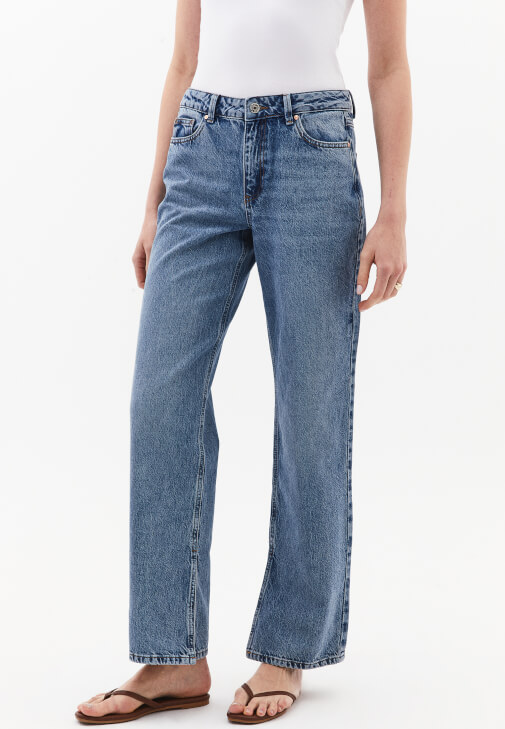 Straight-Fit Pantolon ve Çıtçıtlı Atlet Kombini