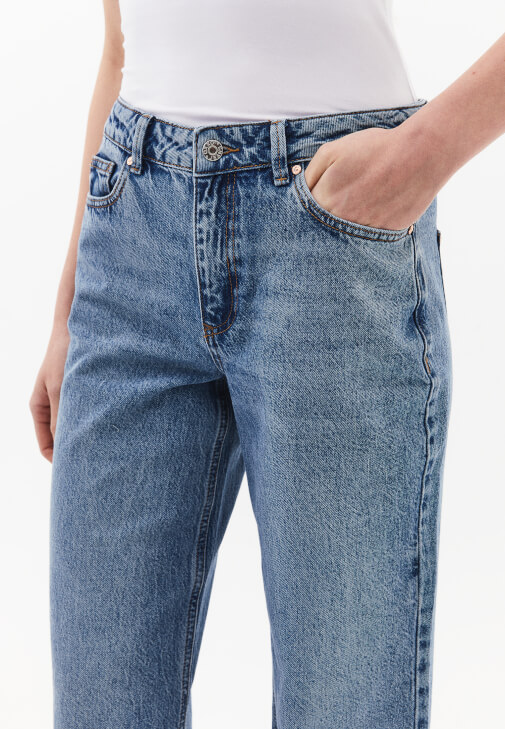 Straight-Fit Pantolon ve Çıtçıtlı Atlet Kombini