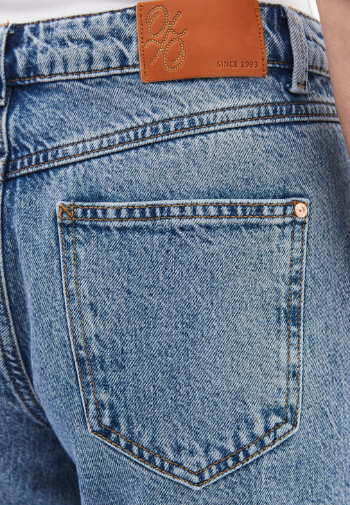 Straight-Fit Pantolon ve Çıtçıtlı Atlet Kombini