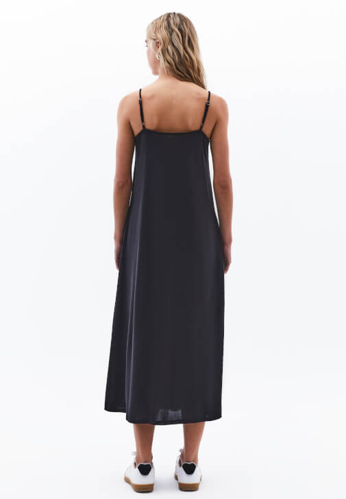 Cepli Midi Elbise ve Ayakkabı Kombini