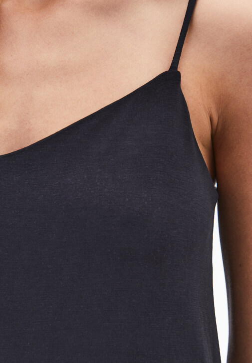 Cepli Midi Elbise ve Ayakkabı Kombini