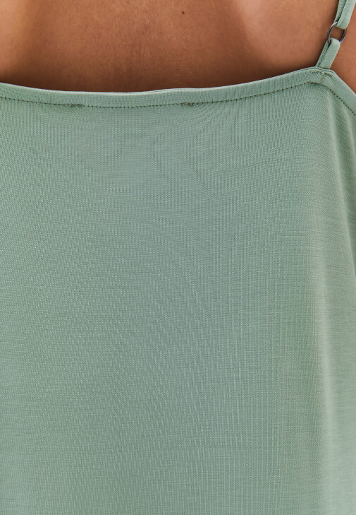 Cepli Midi Elbise ve Spor Ayakkabı Kombini