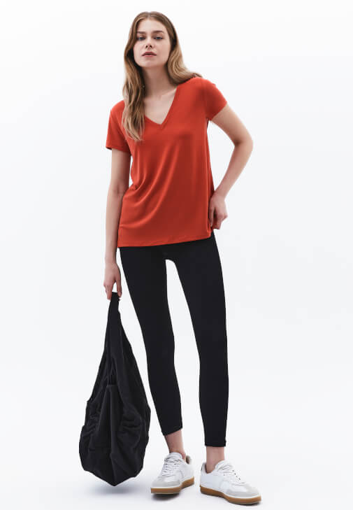 V Yaka Tişört ve Seamless Tayt Kombini