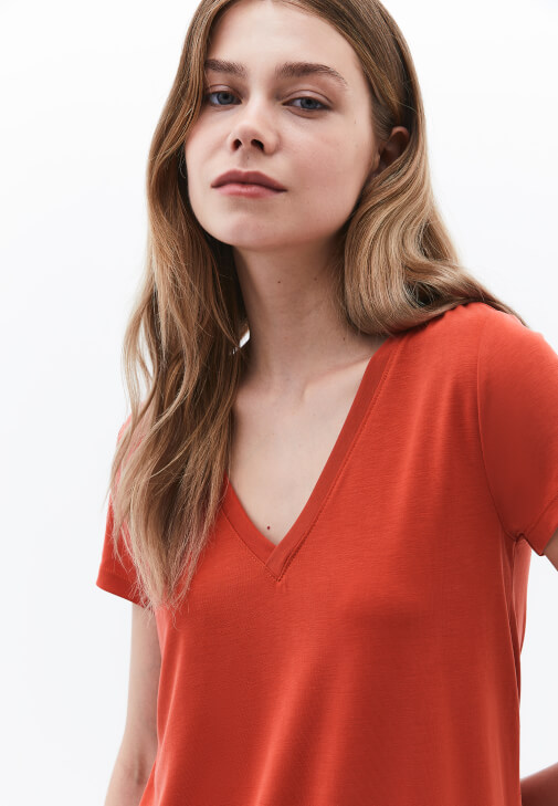 V Yaka Tişört ve Seamless Tayt Kombini